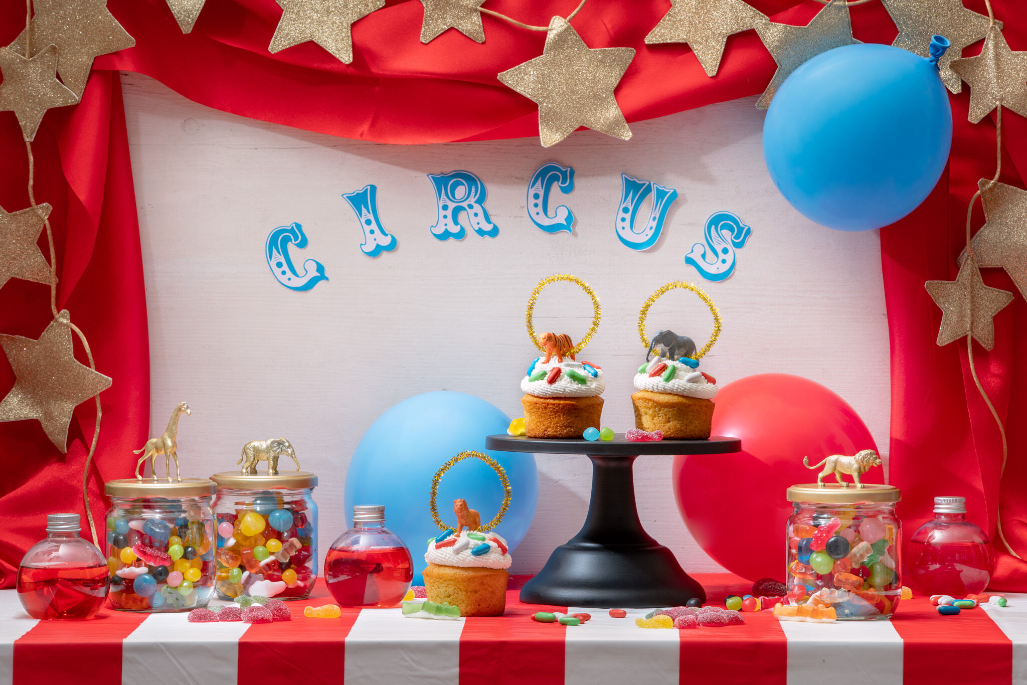 Huathy Kit de décoration de gâteau sur le thème du cirque et du carnaval,  clown souriant, bannière colorée à suspendre pour décoration de fête